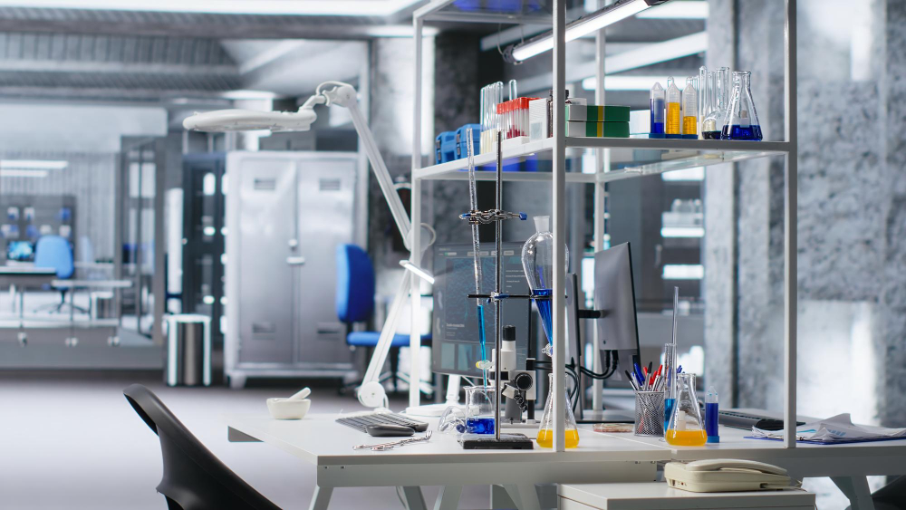 Laboratorní pracoviště s laboratorním sklem